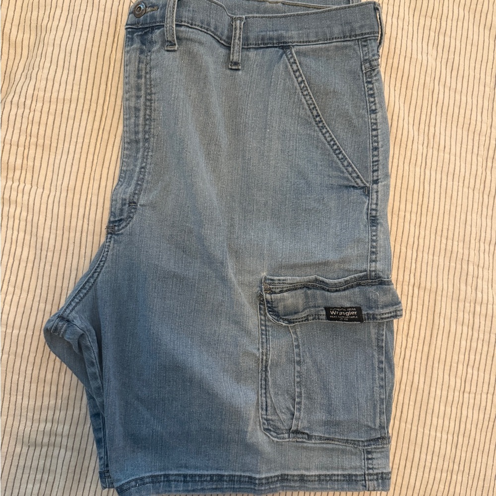 Wrangler Men's Light Blue Cargo Shorts size 44.